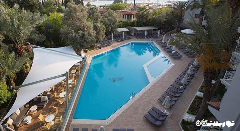 دورنمای کاملی از استخر روباز هتل